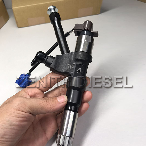 Fuel injector common rail fuel injector 095000-5215